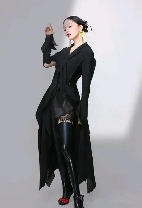 张韶涵身穿黑色西装,裙配黑色亮皮长靴,差点没有撑起来