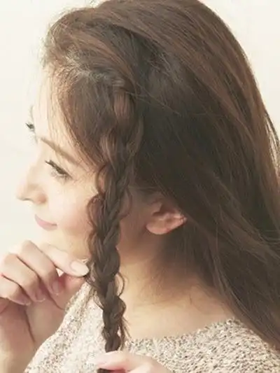 露额头侧编辫子发型 展现大方迷人气质
