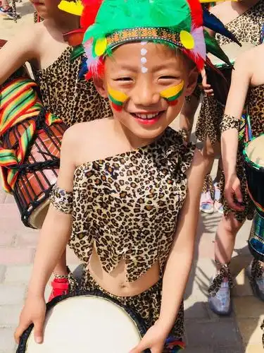 就该大笑,在幼儿最该学习音乐的阶段,就该学习非洲鼓