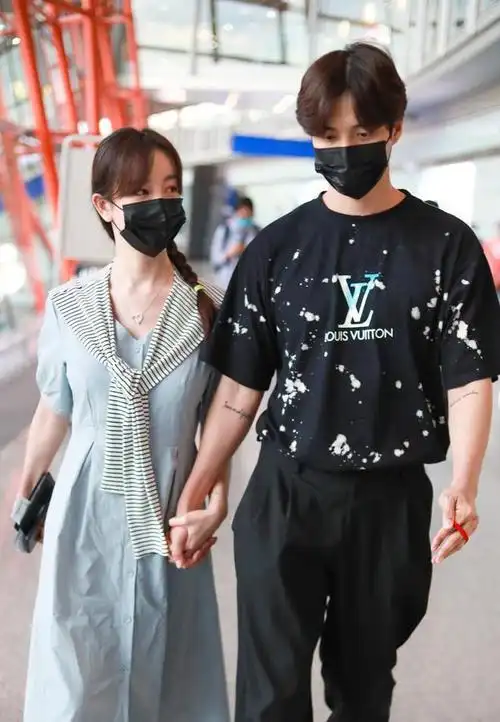 张檬和老公牵手同行穿长裙配条纹披肩麻花辫看着好清纯