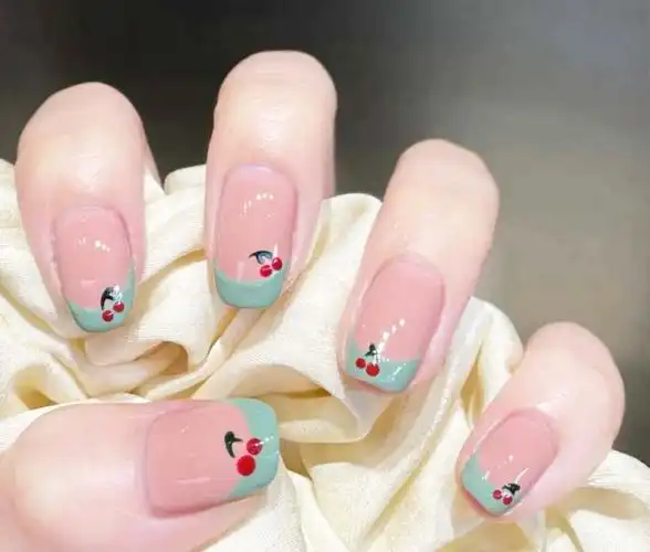 夏季可爱樱桃法式美甲最新款式图