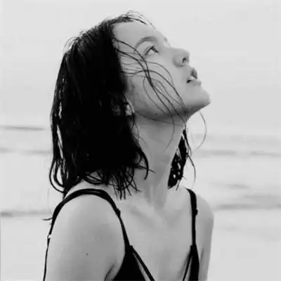 黑白侧脸头像女生阳光高清