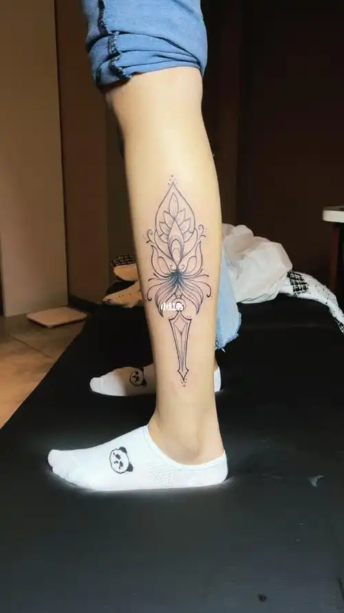 女生小腿纹身线条纹身西安纹身穿孔