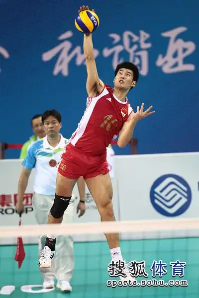图文亚运会中国男排03负日本陈平跃起发球
