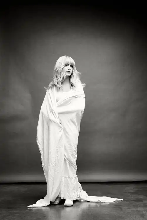 16岁麦肯娜·格瑞丝深色长发杂志大片,天才少女青春初长成