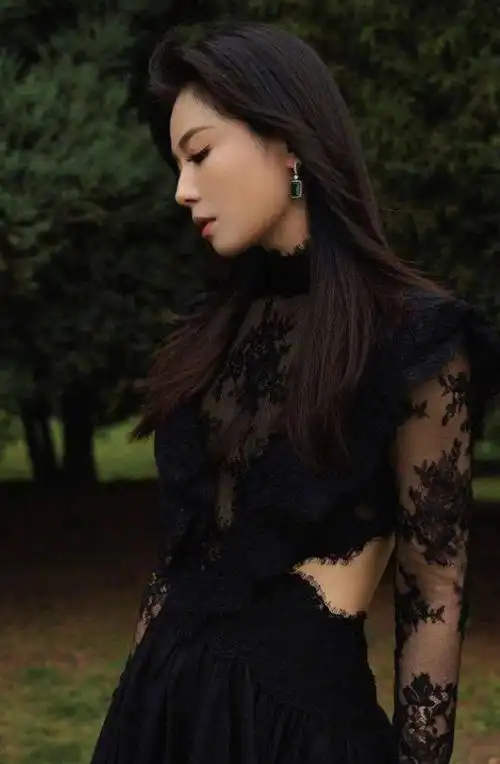 刘涛黑白蕾丝庄园大片曝光露背裙展沙漏腰超迷人