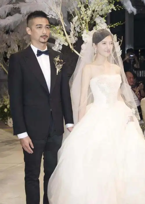 杨子姗婚礼白色婚纱惊艳 吴中天上演温柔一吻