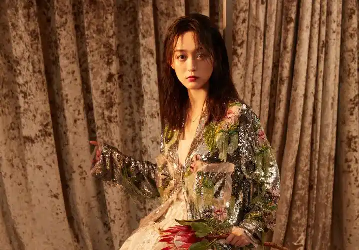 何泓姗优雅妩媚时尚写真图片