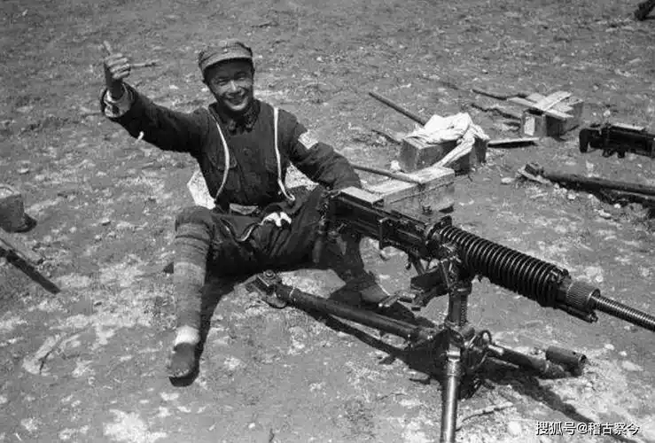 日本九二式机关枪 需要四人才能操作,一个作战单位需要10人_重机枪