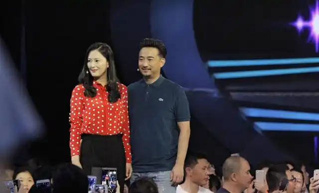 孟非的组合真的是很厉害,所以之后组合换成了黄澜和姜振宇的时候观众