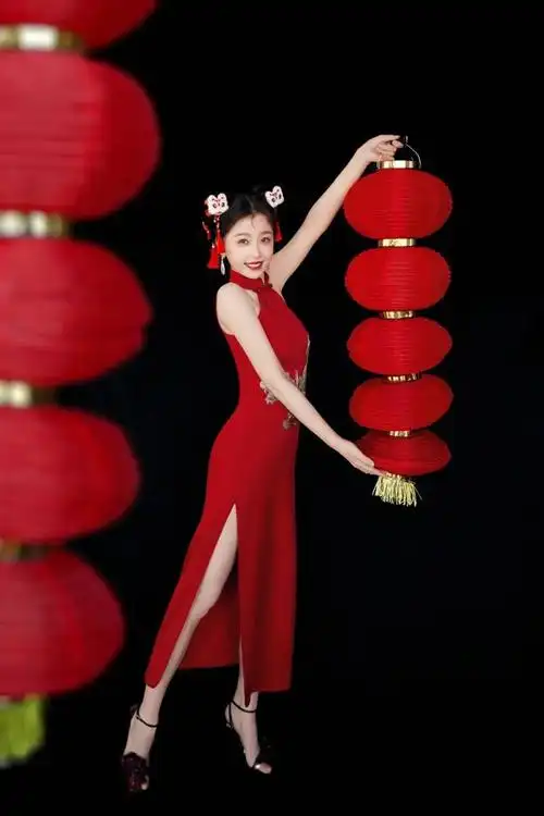 虞书欣真敢穿,穿露肩开叉旗袍秀曲线玲珑身材,双手举高可爱性感