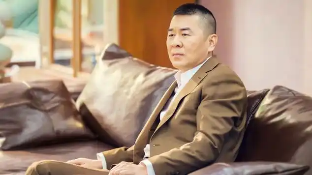 陈建斌与友人聚餐,53岁穿衣像是30岁,胡子发白脸有点沧桑|八卦分享