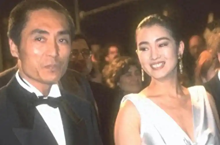 回顾名导张艺谋原本打算与巩俐结婚后来却被一个男人搅散了