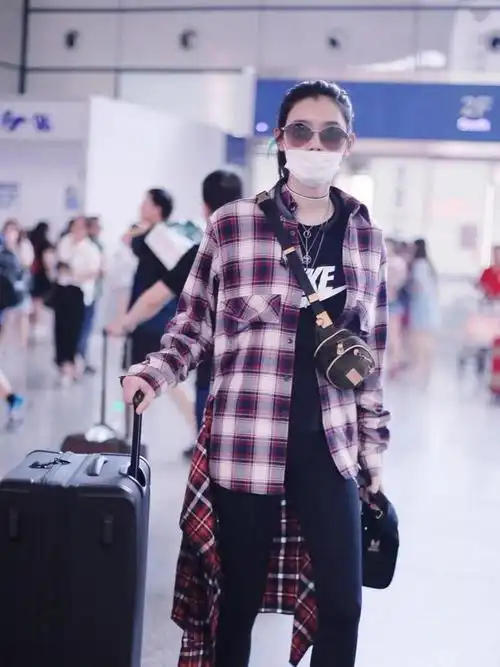 52岁的刘若英气质真好穿格纹衬衫配牛仔裤走机场年轻20岁不止