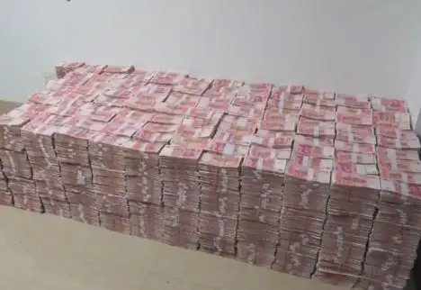 千万现金到底是什么概念摆满一张床网友无法不淡定