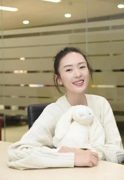 2013年,网络上曝光了一张引人注目的照片,画面中赫然显现的是童瑶与