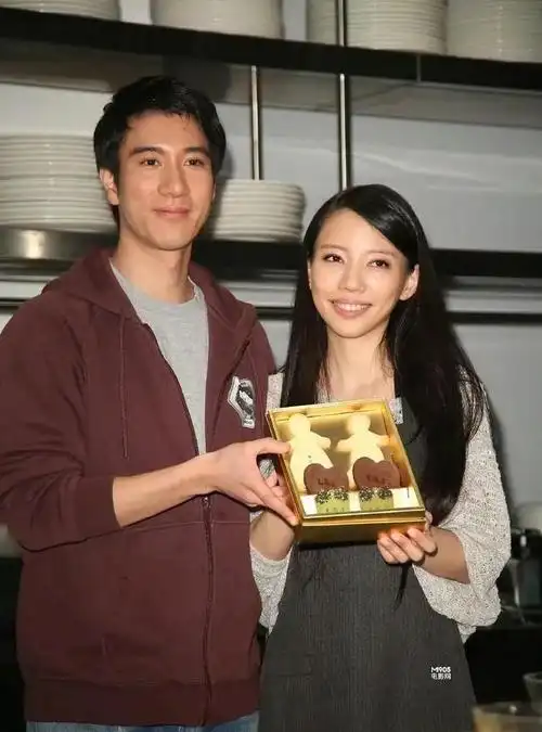 然而,在2021年底,王力宏的婚内出轨和感情纷争被前妻李靓蕾揭露,使得