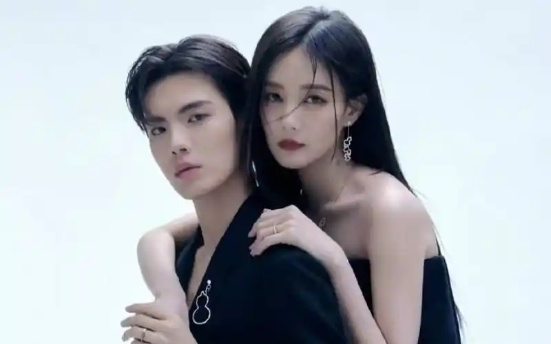 李一桐毕雯珺双方否认恋情,表示单身,疑似同住一小区同款圣诞树_回应