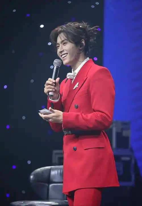 张哲瀚演唱会周子舒造型大片深夜发布感谢春天遇见张哲瀚唱歌图片:lp