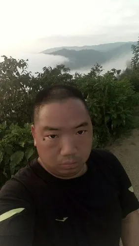 呵!爱自拍的大叔!