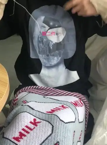 王思聪前任豆得儿大方展示穿三件t恤,这身材瘦得就剩皮包骨