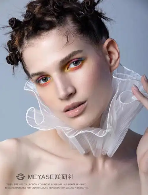 跃动的浪爬上温润的肌肤,亲吻她的面颊~化妆:伽罗#互勉模特  #时尚