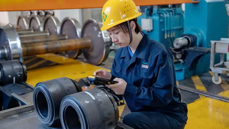 柳州车辆段车轮车间一名女工在录入轮对轴承数据(2月22日摄).