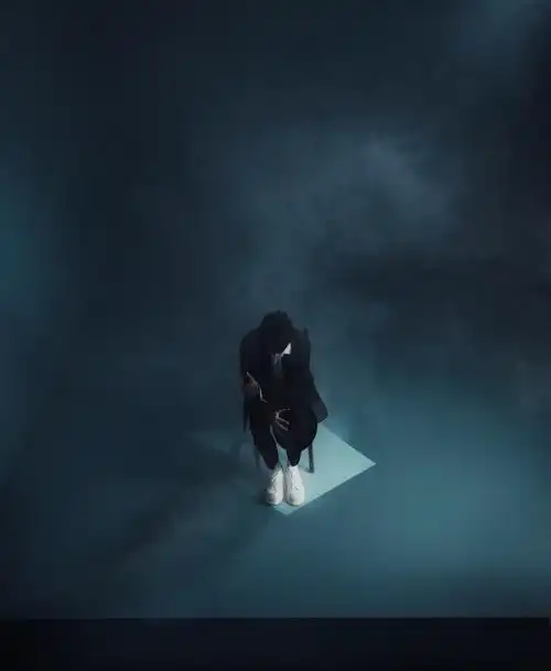 刘恺威46岁仍似少年黑白大片演绎极致孤独感果然越老越有魅力