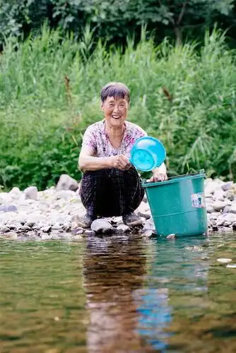 许凯为农村老人拍摄的照片.图片由受访者提供