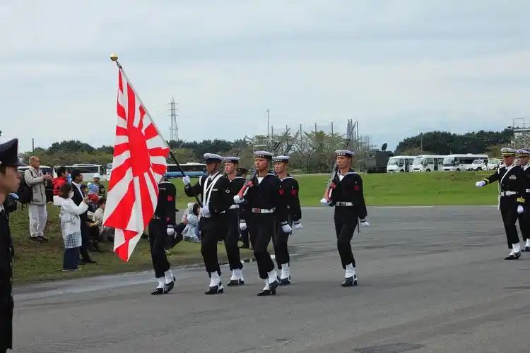 日本自卫队举行盛大阅兵式自卫队家当全展示