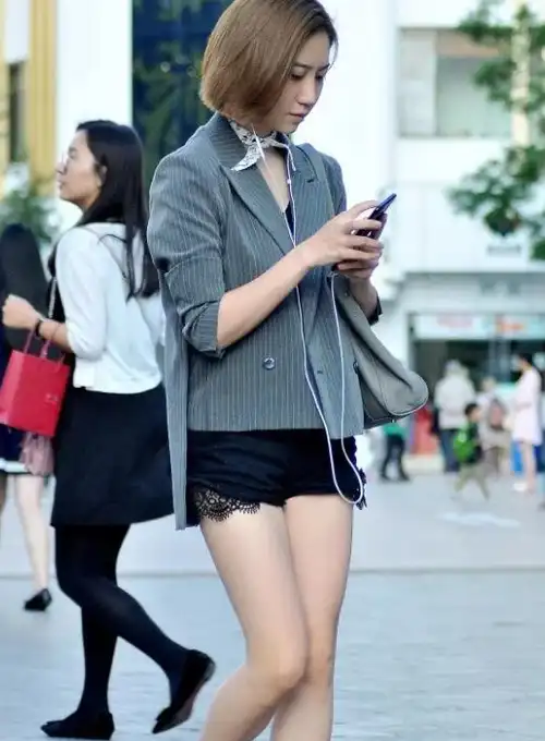 原创黑色鸡心领搭配蕾丝边牛仔短裤一件小西装洋洋洒洒非常迷人