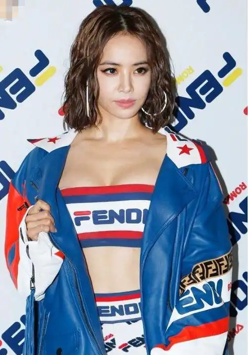 没有蔡依林的身材,轻易别这么穿衣服,虽然挺抢镜的,但有点露肉