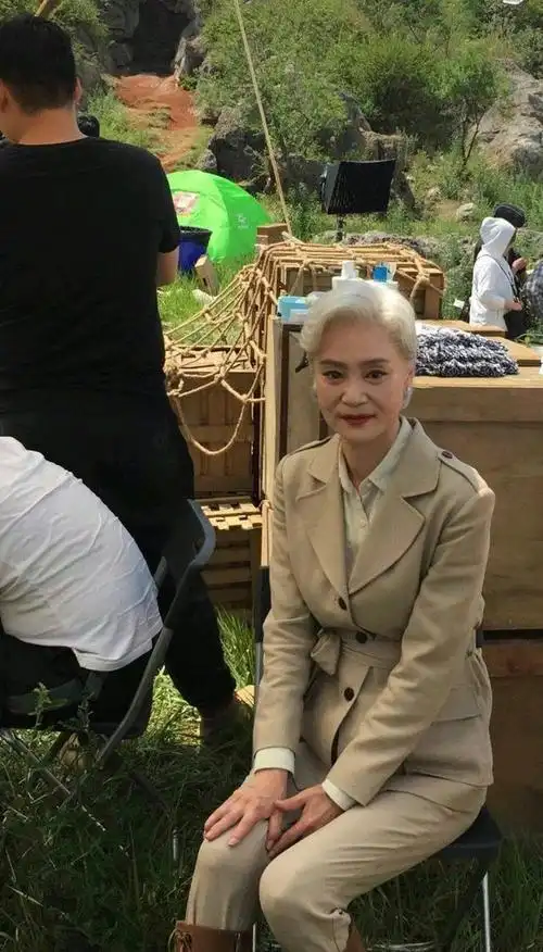 刘雪华时髦起来好娇艳,不对称红短发配睡衣风连衣裙,年轻又妩媚