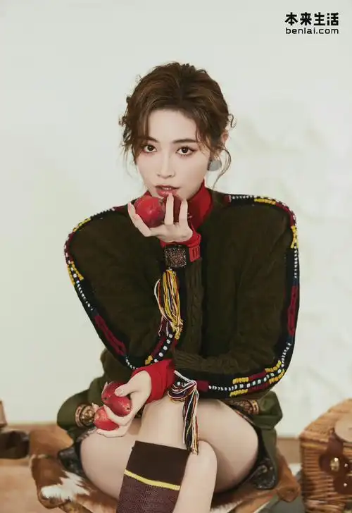 许佳琪双丸子头圣诞造型