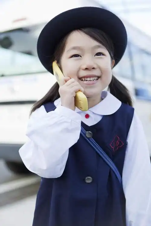 东方人,儿童,一个人,站,打电话,竖图,室外,白天,正面,纯洁,道路,路