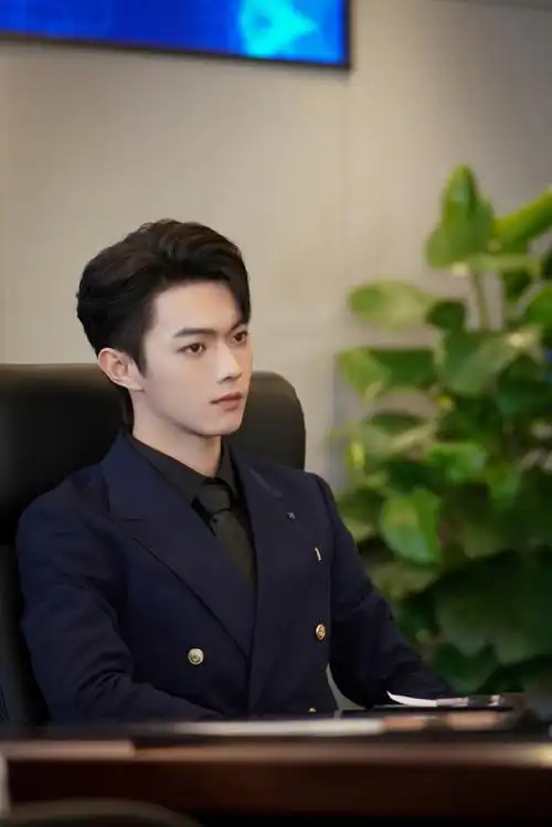 韩廷打卡上班照##许凯抗剧能力#  韩廷上班打卡照有,是满分帅气的韩