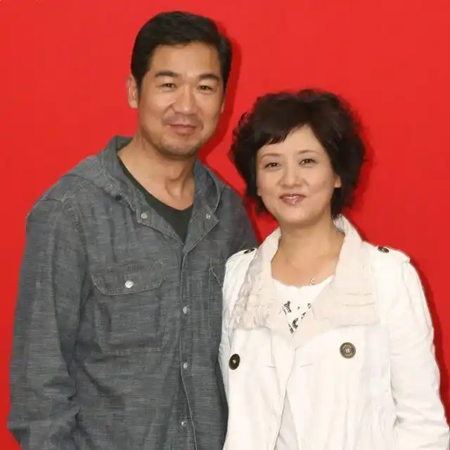 邓婕与老公张国立同框,两人休闲搭穿搭看着干净利落,老了也时髦