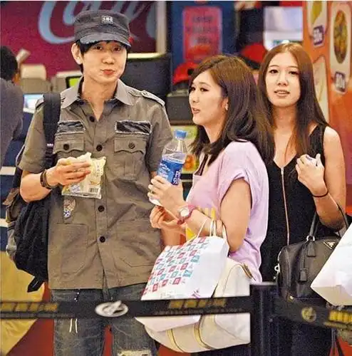 林俊杰携三辣妹看电影 偏爱请清纯妹捏鼻傻笑逗乐