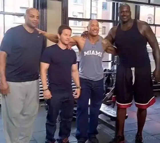 体格强壮如鲨鱼奥尼尔,身高2米61,体重300斤.这俨然是一个壮汉形象.