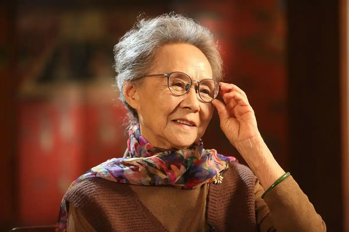 国民奶奶演员吴彦姝,已经84岁了,她依旧保持着优雅的风姿,岁月不败