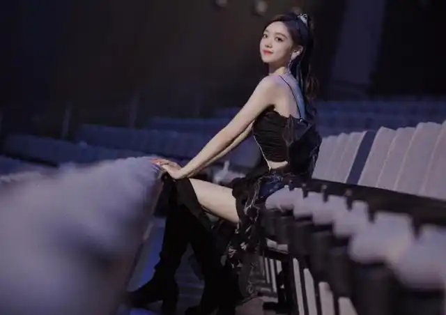 灵儿kpl场上玩视角冲击?少布料风格满分,辣辣紫色裙更真实