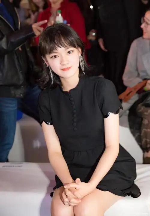 文淇厉害了中分短发搭配皮衣又美又酷才15岁气质就让人惊艳