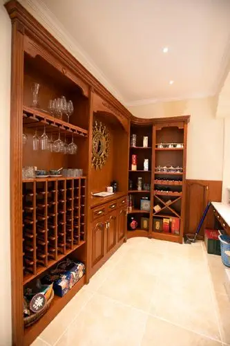 酒柜是我专赴厂家定制,贴合墙面,功能区齐全,储酒能力更强更美观