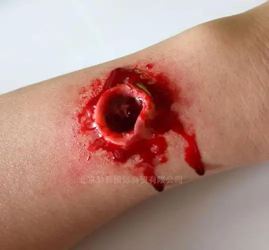 刀疤枪伤_万圣节影视化妆用品假伤疤刀疤枪伤弹孔烧伤疤痕贴零件脸