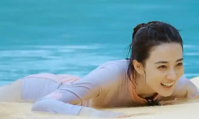 明星录节目奉献大徐璐不顾生理期游泳泳裤变色后摄影救场及时