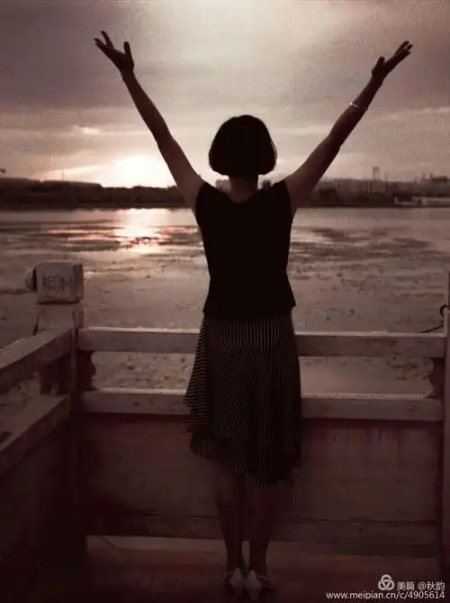 回眸间,我们已偏离各自的轨道,我们的背影已渐行渐远.