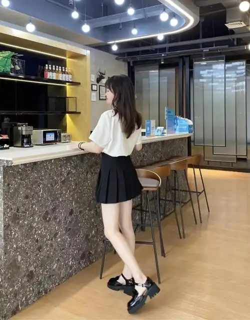 短裙怎么搭配衣服和鞋子好看 穿短裙搭配什么鞋子好看 - 情书号