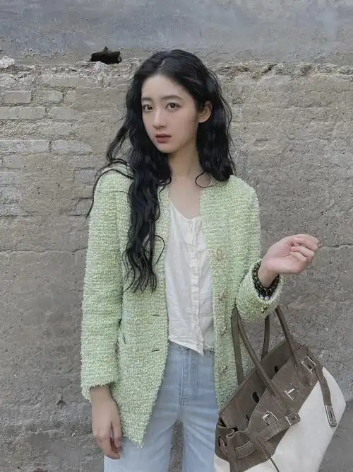 戚砚笛身着stjohn2021早秋系列针织外套