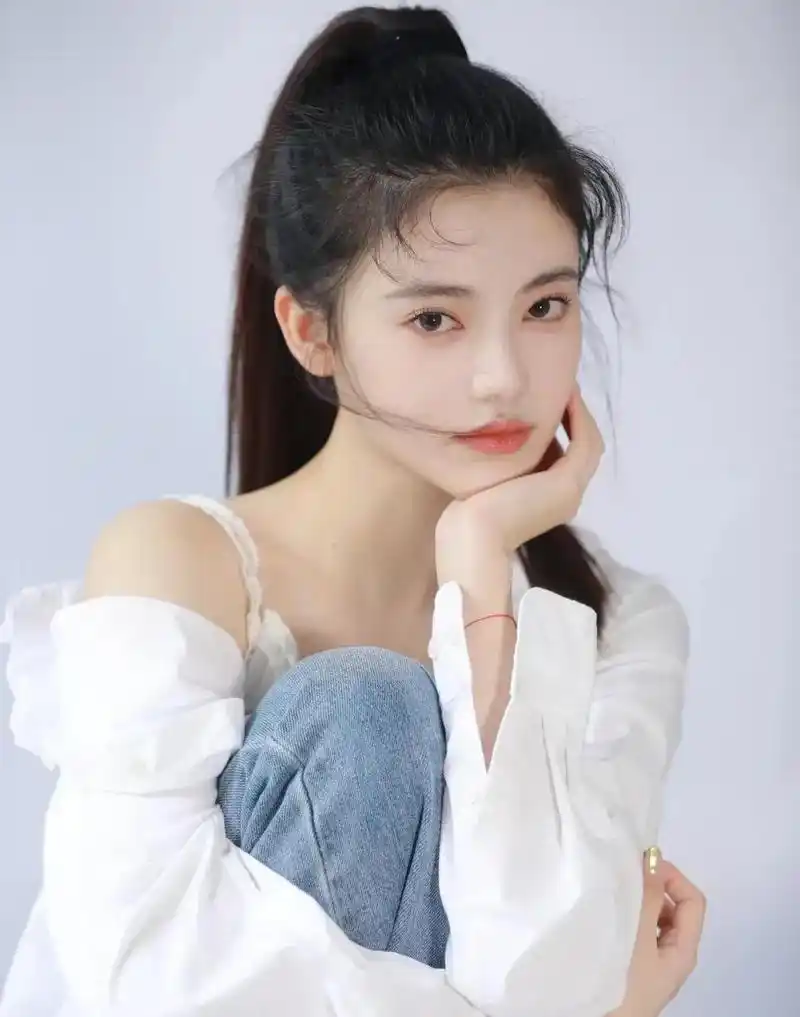 孙珍妮生日写真,白色吊带,牛仔裤,纯欲风,好漂亮!