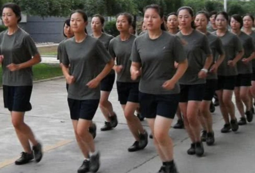 如果女兵在训练时,遇到生理期该怎么办?处理方式让人心疼